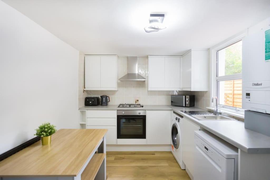 Appartamento Two Bedroom In Dalston Londra